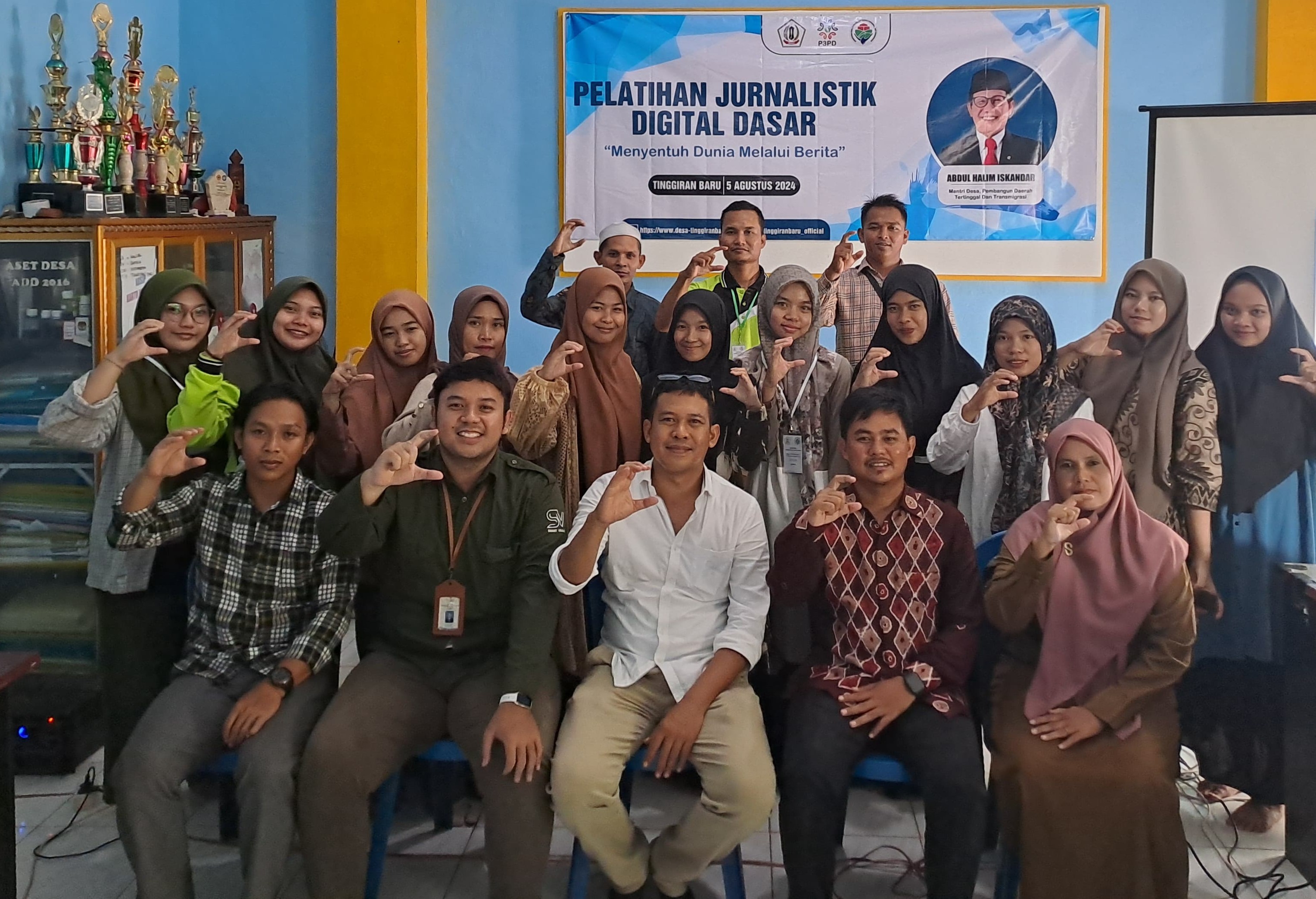 MENYENTUH DUNIA DENGAN BERITA